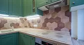 Кухня в зеленых тонах в  трехкомнатной квартире