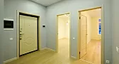 Широкий коридор с отделкой
