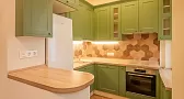 Кухня с зеленой плиткой в квартире трешке