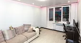Комната в светлых тонах с диваном