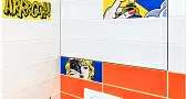 Стеная в санузле с оранжевыми цветами