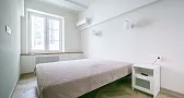 Спальня в светлых тонах в квартирах трешках