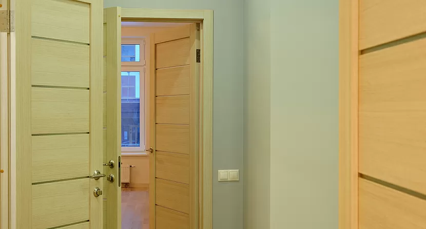 Светлые двери в квартире с ремонтом