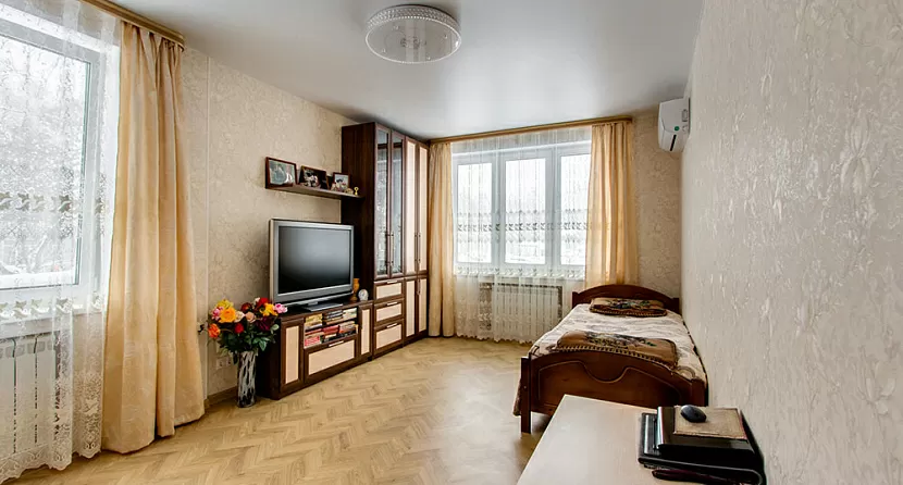 Комната в квартире с окнами