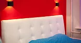 Спальня с красными обоями