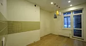 Кухня с балконом в светлых тонах