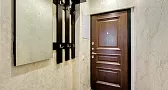 Входная дверь в коридоре