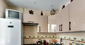 Кухня с телевизором и светлым потолком