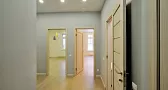 Коридор с подсветкой и ламинатом на полу