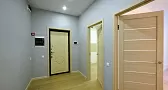 Коридор в светлых тонах с отделкой