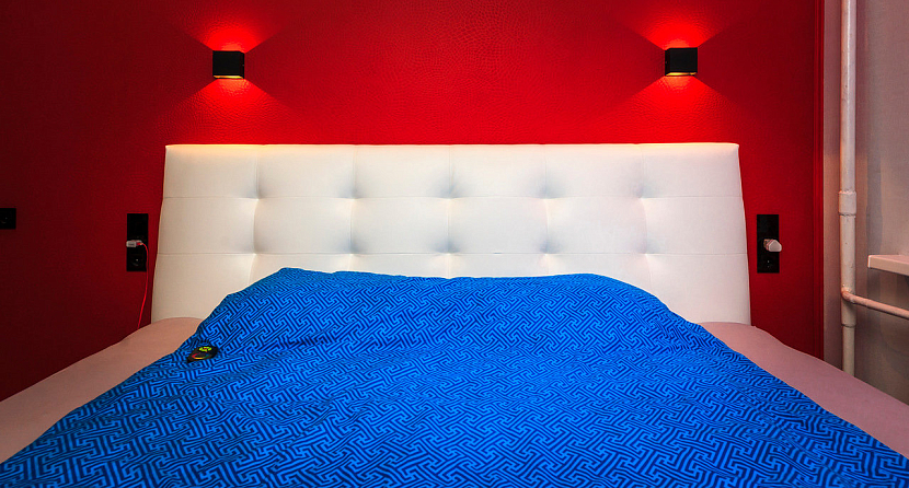 Дизайн красной стены в спальне