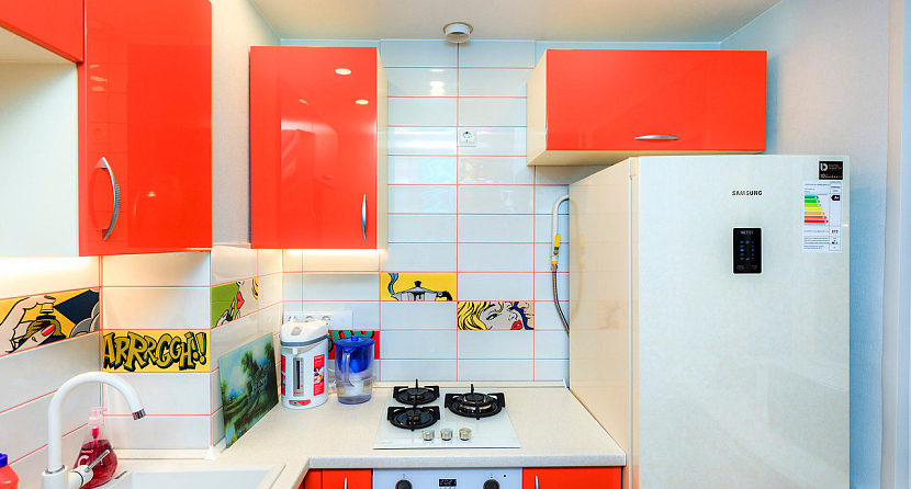 Интерьер оранжевого цвета с холодильником