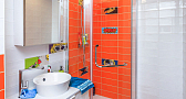 Оранжевая стена в ванной