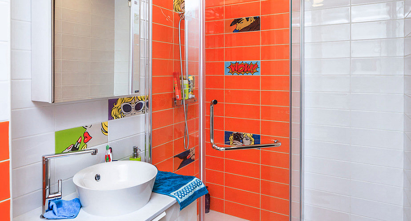 Оранжевая стена в ванной